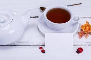 té en una taza blanca redonda con un platillo foto