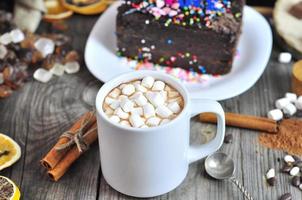 chocolate caliente con malvavisco blanco en una taza foto