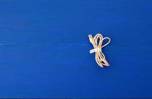 cable dorado trenzado para cargar con equipos eléctricos en bobinado textil foto