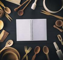 cuaderno abierto en línea sobre una mesa negra foto