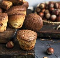 pequeños cupcakes redondos con frutos secos foto