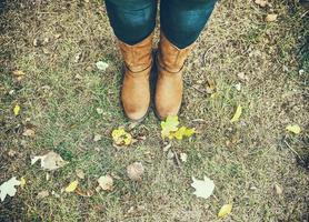 botas de cuero marrón en piernas femeninas foto