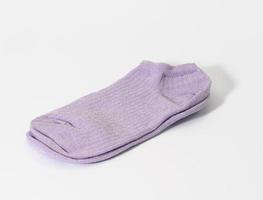 un par de calcetines lilas de mujer sobre un fondo blanco foto