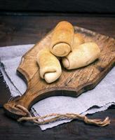 empanadas caseras al horno en una tabla de madera foto