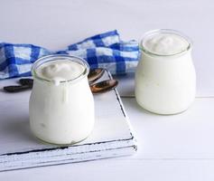 dos tarros de cristal con yogur de leche casero foto