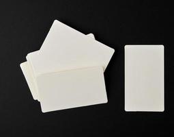 pila de tarjetas de visita blancas de papel rectangular en blanco