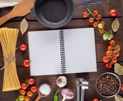 cuaderno en blanco con hojas blancas, pasta larga cruda foto