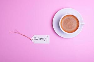 taza de café y un plato y una etiqueta de papel foto