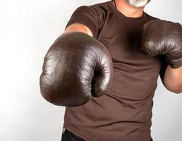 joven se para en un estante de boxeo foto