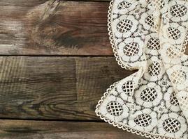 toalla textil de cocina blanca doblada sobre una mesa de madera gris de tablas antiguas foto