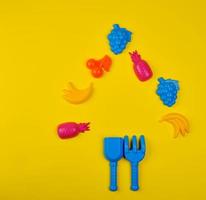 juguetes multicolores de plástico para niños dispuestos en forma de árbol de navidad foto
