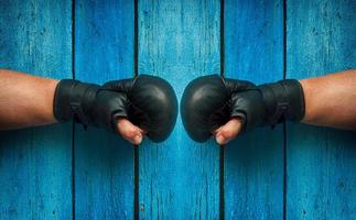 dos puños en guantes de boxeo uno frente al otro, tonificación vintage foto