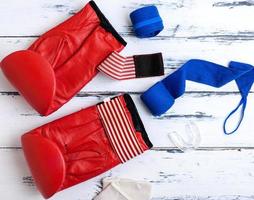 guantes de boxeo, venda textil azul, protección de silicona para los dientes foto