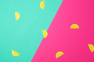 fondo verde-rosa abstracto con rodajas de limón amarillo de papel foto