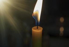 vela encendida en una iglesia foto