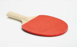 raqueta de ping pong de madera sobre un fondo blanco. equipo de deporte