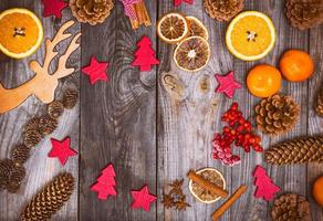 fondo de madera de navidad con conos y juguetes foto