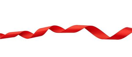 cinta roja de seda retorcida aislada en fondo blanco, elemento decorativo para el diseñador foto