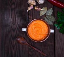 sopa de calabaza fresca en un plato de cerámica foto