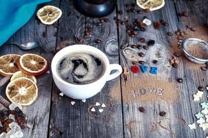 taza de café negro caliente sobre una superficie de madera gris foto