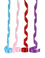 cintas retorcidas de satén azul, rosa, rojo y púrpura aisladas en fondo blanco foto