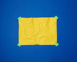 hoja de papel arrugada amarilla vacía pegada con trozos de papel pegajosos verdes foto