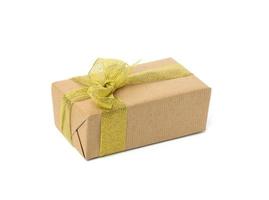 caja rectangular envuelta en papel kraft marrón y cinta dorada. foto