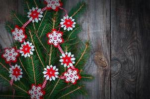 abeto de rama decorado con luces de navidad foto