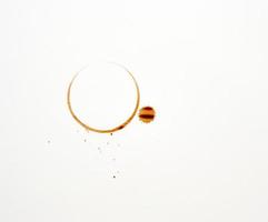 huella redonda de una taza de café sobre un fondo de papel blanco foto