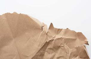 fragmento de una hoja en blanco arrugada de papel kraft de envoltura marrón con bordes rotos foto