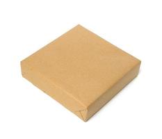 square box wrapped in brown kraft paper, packaging photo
