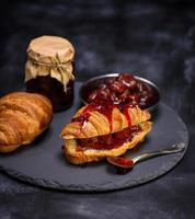 croissant al horno con mermelada de fresa foto