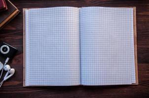 cuaderno abierto en blanco sobre una mesa foto