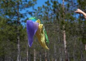 bolsas de plástico de basura vacías vuelan en el bosque en un día de verano foto