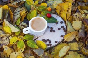 café espresso en una taza blanca sobre un tocón de madera foto