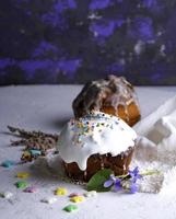 horneado de pascua con glaseado de azúcar blanco foto