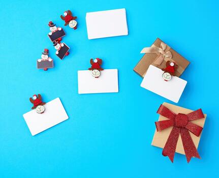 cajas con lazos rojos, tarjetas de visita blancas en blanco y pinzas decorativas para la ropa foto