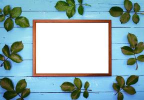 marco de madera vacío sobre un fondo de madera azul foto