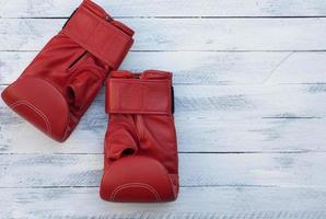 par de guantes de boxeo rojos foto