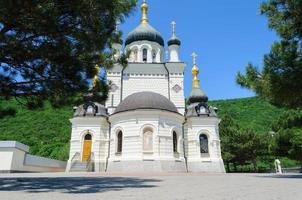 iglesia foros en crimea ucrania en un día de verano foto