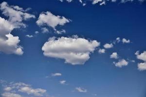 cielo azul con nubes blancas foto