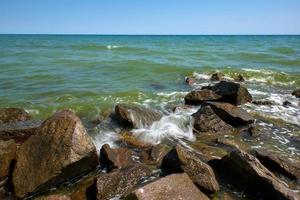 vista del mar negro con piedras grandes foto