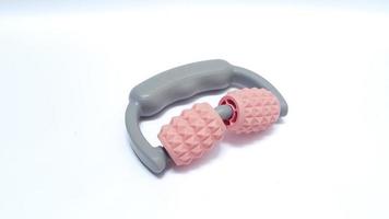 herramienta de masaje de rodillos. herramienta de masaje de plástico sobre fondo blanco aislado. herramienta para masaje corporal foto