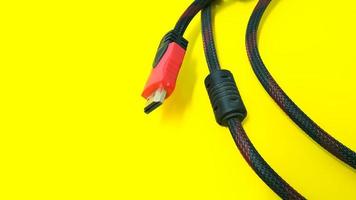 conector de cable hdmi sobre fondo amarillo foto