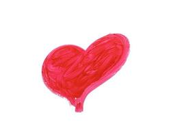 Corazón rojo brillante dibujado con lápiz labial aislado sobre fondo blanco. foto
