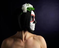 hermosa joven con máscara de muerte tradicional mexicana. calavera catrina. maquillaje de calavera de azúcar foto