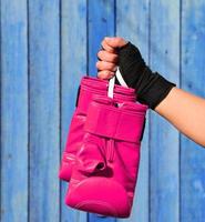 guantes de cuero rosa para kickboxing en manos femeninas foto