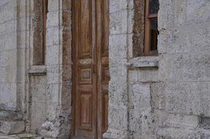 puerta de entrada en edificio de piedra gris destruido foto
