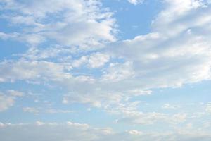 nubes blancas en el cielo foto