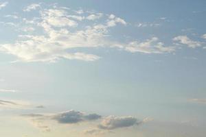 nubes blancas en el cielo foto